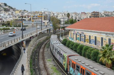 Atina, Yunanistan - 11 Ekim 2018. Atina, Yunanistan'da şehir demiryolu. Atina küresel bir şehir ve Güneydoğu Avrupa'nın en büyük ekonomik merkezlerinden biridir.