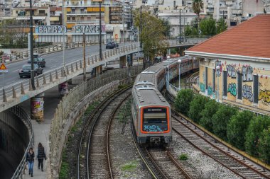 Atina, Yunanistan - 11 Ekim 2018. Atina, Yunanistan'da şehir demiryolu. Atina küresel bir şehir ve Güneydoğu Avrupa'nın en büyük ekonomik merkezlerinden biridir.