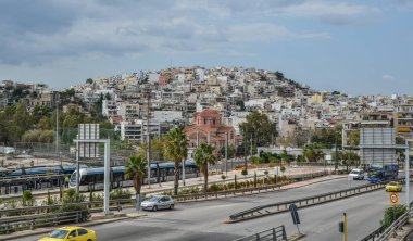Atina, Yunanistan - 11 Ekim 2018. Atina Caddesi, Yunanistan. Atina küresel bir şehir ve Güneydoğu Avrupa'nın en büyük ekonomik merkezlerinden biridir.