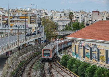 Atina, Yunanistan - 11 Ekim 2018. Atina, Yunanistan'da şehir demiryolu. Atina küresel bir şehir ve Güneydoğu Avrupa'nın en büyük ekonomik merkezlerinden biridir.