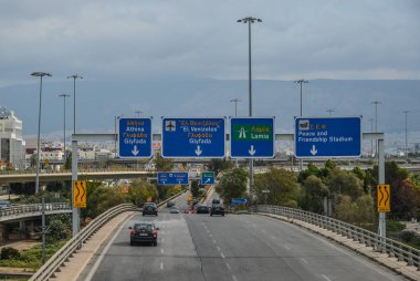 Atina, Yunanistan - 11 Ekim 2018. Atina Caddesi, Yunanistan. Atina küresel bir şehir ve Güneydoğu Avrupa'nın en büyük ekonomik merkezlerinden biridir.