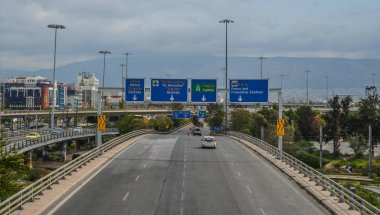 Atina, Yunanistan - 11 Ekim 2018. Atina Caddesi, Yunanistan. Atina küresel bir şehir ve Güneydoğu Avrupa'nın en büyük ekonomik merkezlerinden biridir.