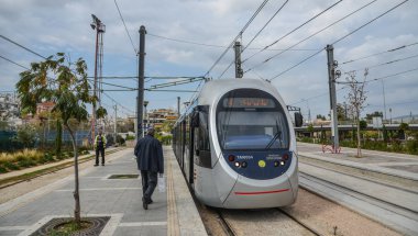 Atina, Yunanistan - 11 Ekim 2018. Atina, Yunanistan'da şehir demiryolu. Atina küresel bir şehir ve Güneydoğu Avrupa'nın en büyük ekonomik merkezlerinden biridir.