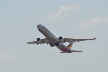Saygon, Vietnam - 25 Şubat 2019. Hl7754 Asiana Airlines Airbus A330-300 Kalkış Tan Son Nhat Havaalanı (Sgn) Saygon, Vietnam.
