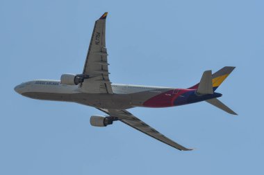 Saygon, Vietnam - 25 Şubat 2019. Hl7754 Asiana Airlines Airbus A330-300 Kalkış Tan Son Nhat Havaalanı (Sgn) Saygon, Vietnam.
