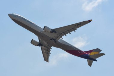 Saygon, Vietnam - 25 Şubat 2019. Hl7754 Asiana Airlines Airbus A330-300 Kalkış Tan Son Nhat Havaalanı (Sgn) Saygon, Vietnam.