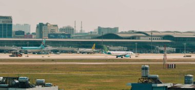 Saygon, Vietnam - 25 Şubat 2019. Yolcu uçakları Saygon, Vietnam'daki Tan Son Nhat Havaalanı'na (Sgn) yanaşıyor.