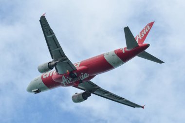 Phuket, Tayland - 25 Nisan 2018. Hs-Abb Thai Airasia Airbus A320, Phuket Uluslararası Havaalanı'ndan havalandı (Hkt).
