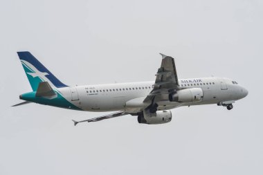 Phuket, Tayland - 25 Nisan 2018. 9v-Slo Silkair Airbus A320, Phuket Uluslararası Havaalanı'ndan havalandı (Hkt).