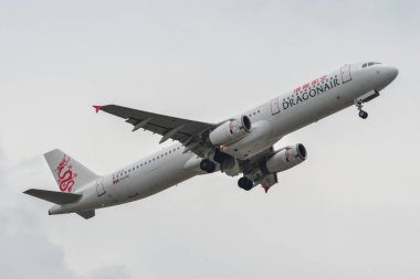 Phuket, Tayland - 25 Nisan 2018. B-Htd Cathay Dragon Airbus A321, Phuket Uluslararası Havaalanı'ndan havalandı (Hkt).