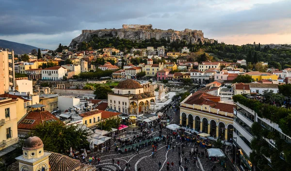 希腊雅典 2018年10月12日 莫纳斯蒂拉基广场和古代卫城山的夜景 广场是雅典的主要购物区之一 — 图库照片