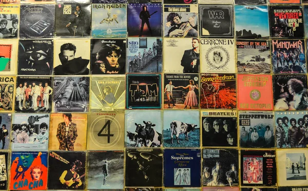 Atina, Yunanistan - 12 Ekim 2018. Eski soluk vinil kayıtları pop ve rock müzik vintage albüm kollu arka plan.