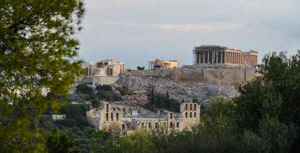 雅典著名的古代卫城山 雅典卫城包括伟大的建筑 最著名的是帕帝农 — 图库照片