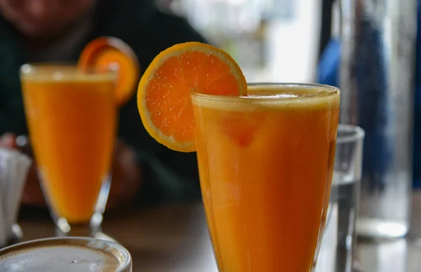 ギリシャ アテネのコーヒーショップでグラスカップにオレンジジュース — ストック写真