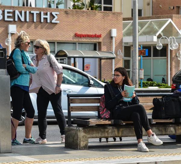 Atenas Grecia Octubre 2018 Gente Esperando Autobús Atenas Grecia Atenas — Foto de Stock