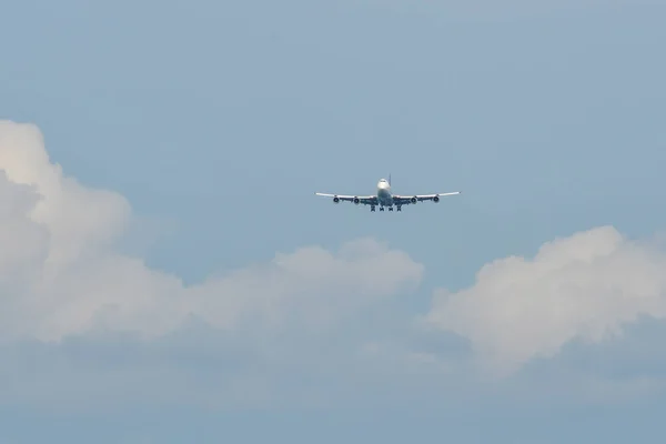 Samolot Pasażerski Lądowania Lotnisku Międzynarodowym Phuket Tajlandia — Zdjęcie stockowe