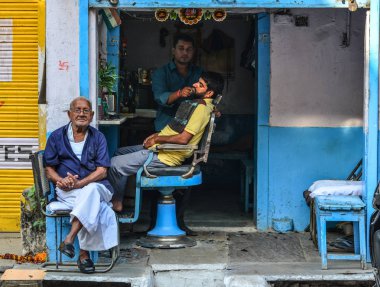 Jaipur, Hindistan'da eski şehirde berber dükkanı