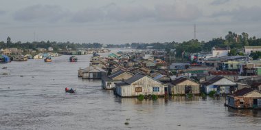 Yüzen köyü ile Mekong Nehri 