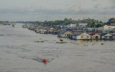 Yüzen köyü ile Mekong Nehri 