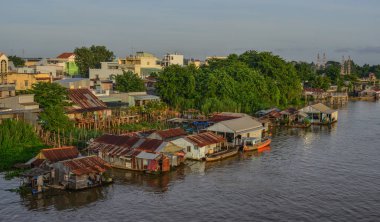 Yüzen köyü ile Mekong Nehri 