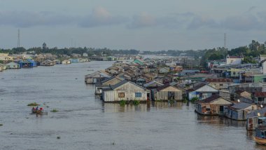 Yüzen köyü ile Mekong Nehri 