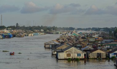 Yüzen köyü ile Mekong Nehri 