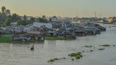 Yüzen köyü ile Mekong Nehri 