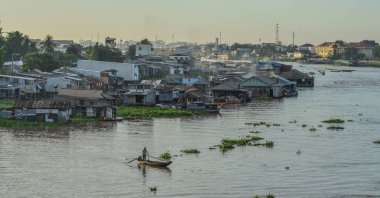 Yüzen köyü ile Mekong Nehri 