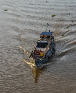 Mekong Nehri üzerinde çalışan bir motorlu tekne 