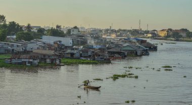 Yüzen köyü ile Mekong Nehri 