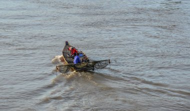 Mekong Nehri üzerinde çalışan bir motorlu tekne 
