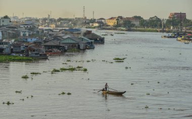 Yüzen köyü ile Mekong Nehri 