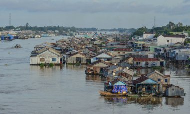 Yüzen köyü ile Mekong Nehri 