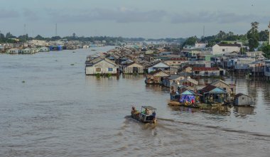 Yüzen köyü ile Mekong Nehri 