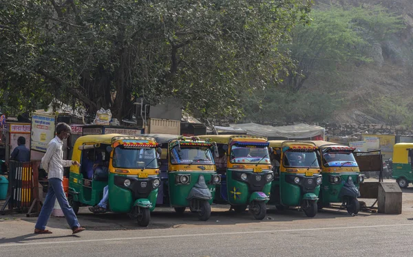 Tuk tuk esperando na rua em Jaipur, Índia — Fotografia de Stock