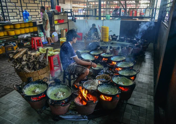 A local man making traditional pancake — Stock Photo, Image