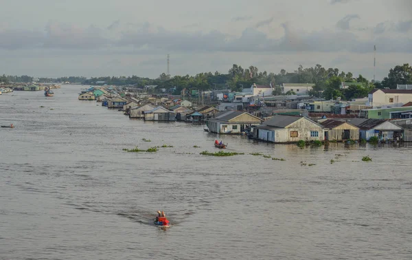 Rio Mekong com aldeia flutuante — Fotografia de Stock