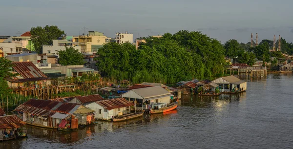 Río Mekong con pueblo flotante —  Fotos de Stock