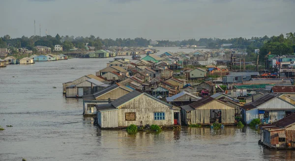 Rio Mekong com aldeia flutuante — Fotografia de Stock