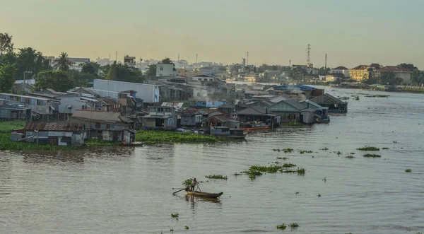Yüzen köyü ile Mekong Nehri 