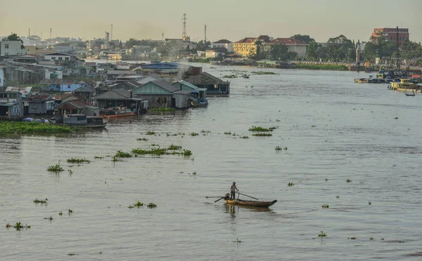 Rio Mekong com aldeia flutuante — Fotografia de Stock