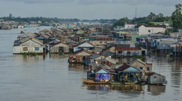 Rio Mekong com aldeia flutuante — Fotografia de Stock