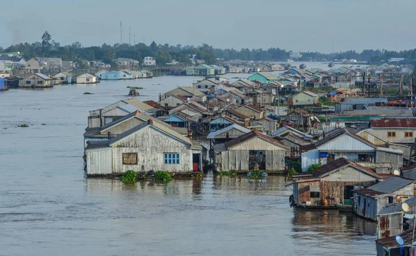 Mekongfloden med flytande by — Stockfoto