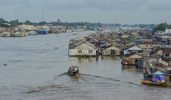 Mekongfloden med flytande by — Stockfoto