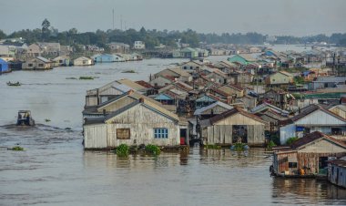 Yüzen köyü ile Mekong Nehri 