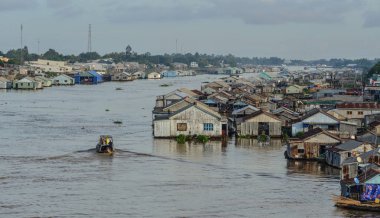 Yüzen köyü ile Mekong Nehri 