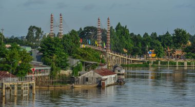 Yüzen köyü ile Mekong Nehri 