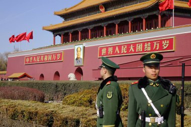 Çince ayakta Tiananmen kapısında nöbet