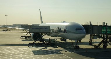 Havaalanında yerleştirme yolcu uçak 