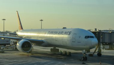 Havaalanında yerleştirme yolcu uçak 